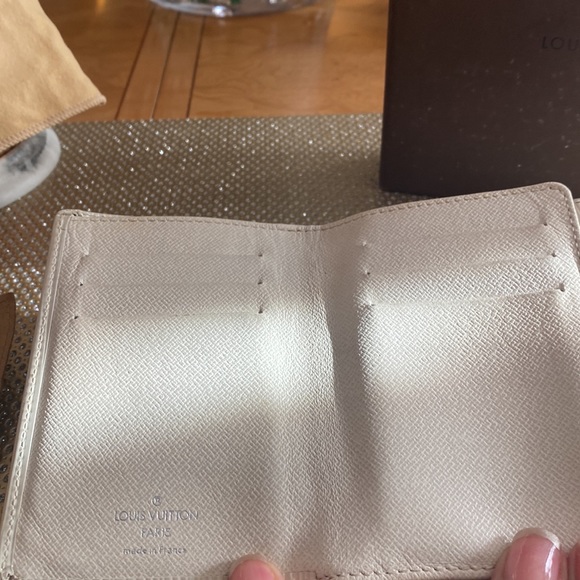 EUC Louis Vuitton Ivory Epi Leather Koala Wallet $275 - Picture 5 of 13